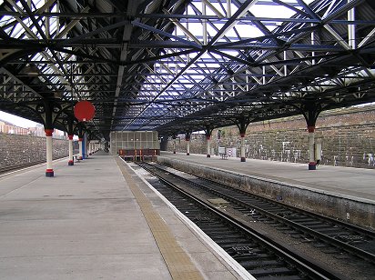 Dundee station platforms